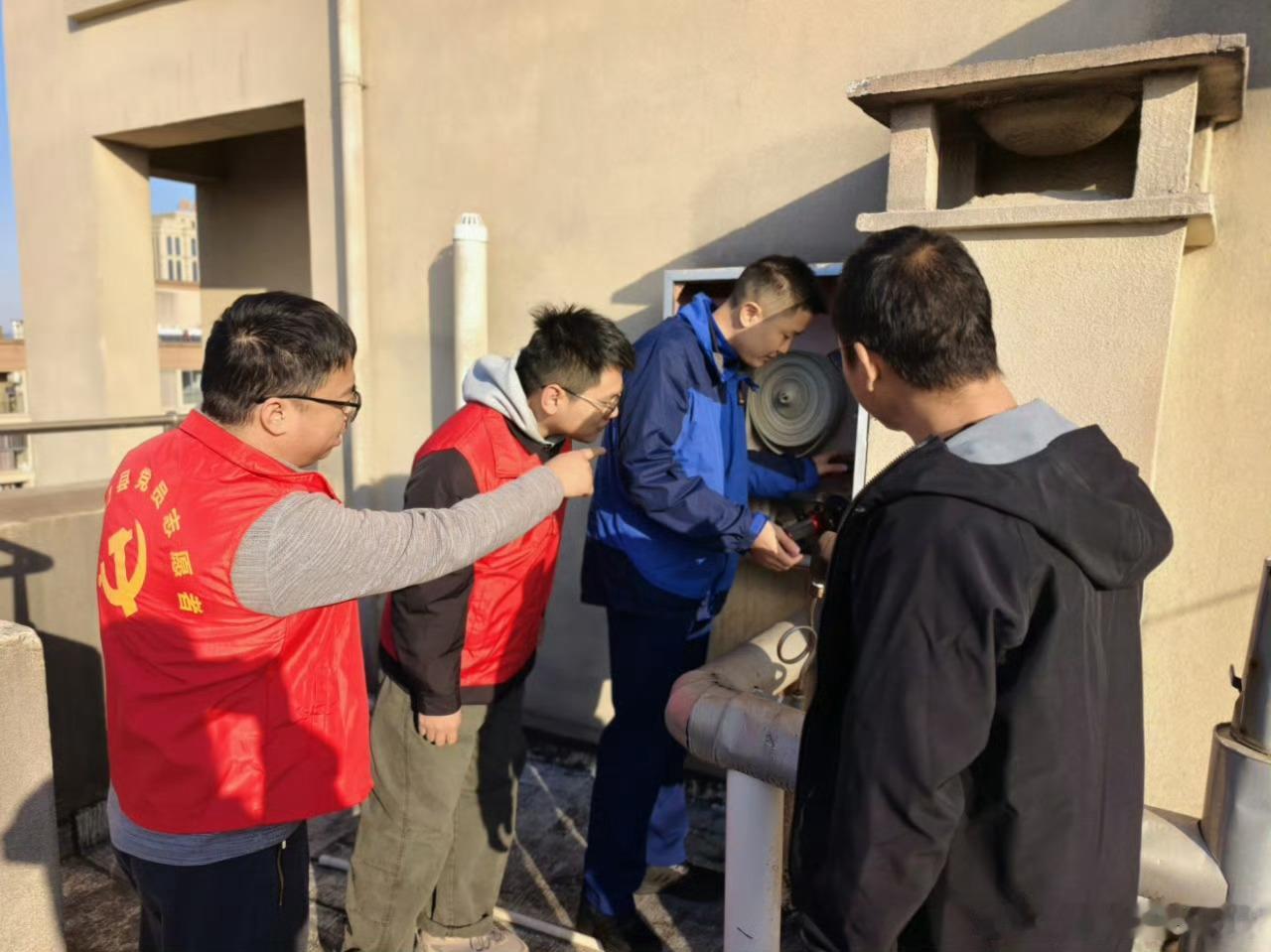 台州三门消防细检筑牢安全温馨家园逐栋排查消防栓、细查灭火器有效期，三门联合行动给