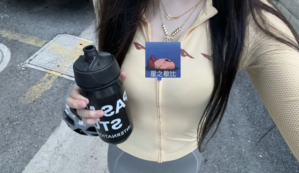 谁家好人骑车在骑行服里装这么多东西？？