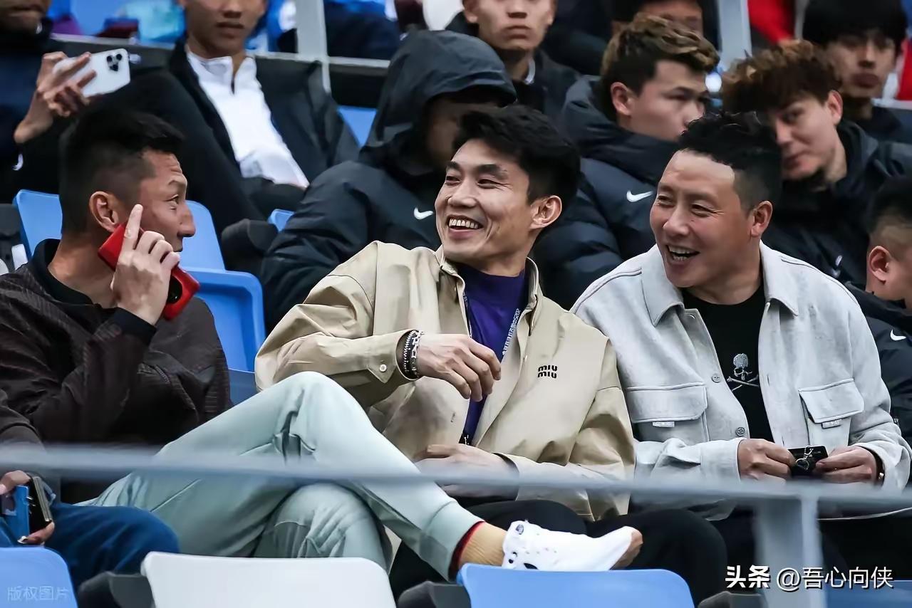 哪位高手告知一下，郑智边上穿淡色外套的是谁啊？看着肯定不是马斯克！