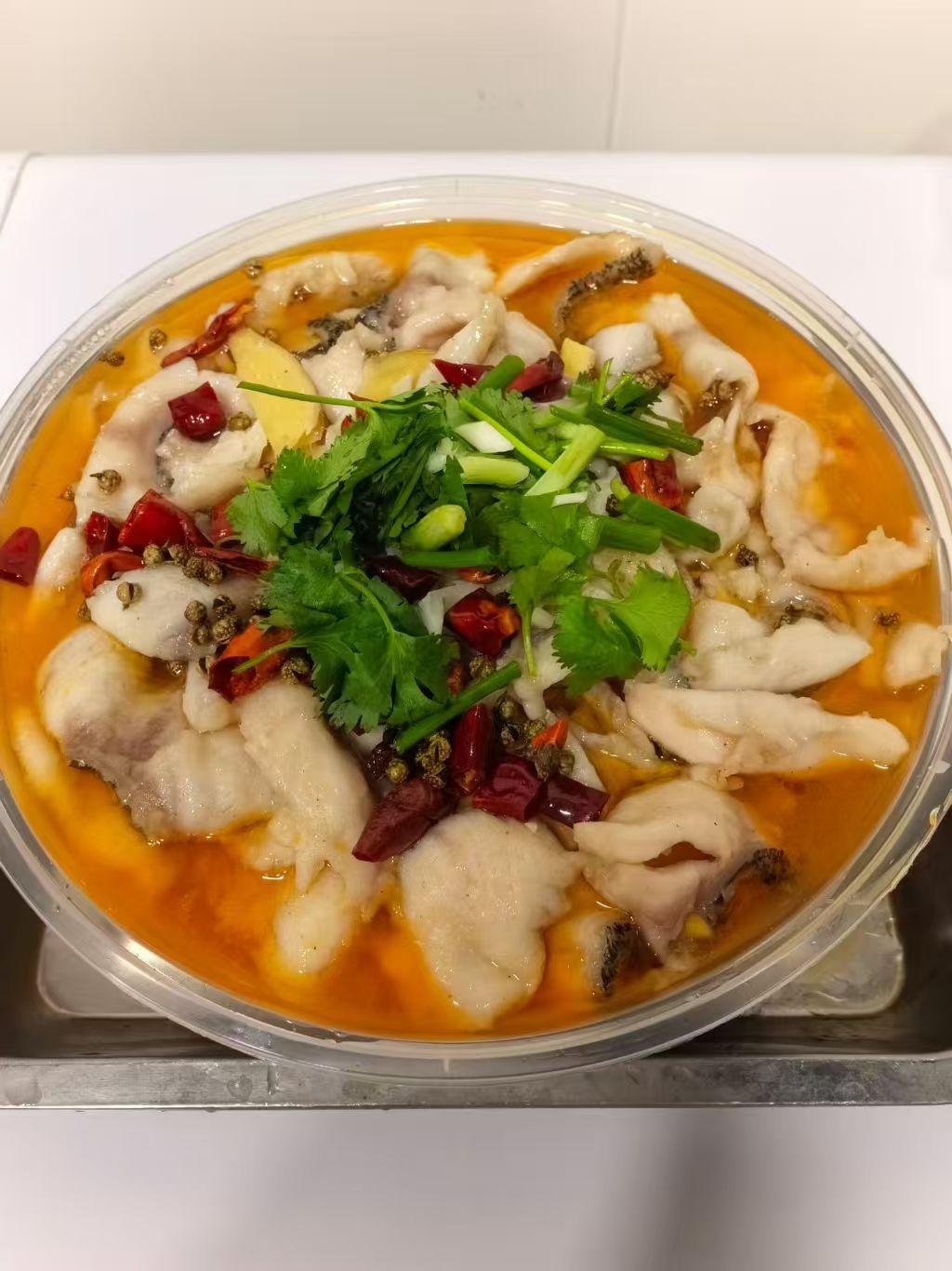 麻辣鲜香的鱼片汤，配上香菜和辣椒，美味又开胃！