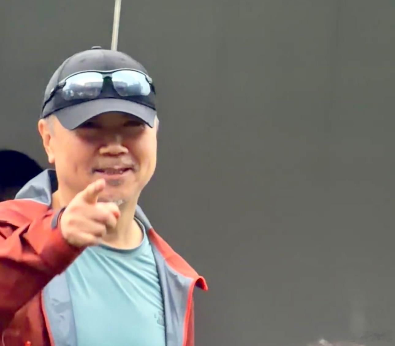 老崔对新疆的张楚说“晚上你们肯定烤羊吧”，张楚对阿那亚岸边的老崔说“晚上你们必须