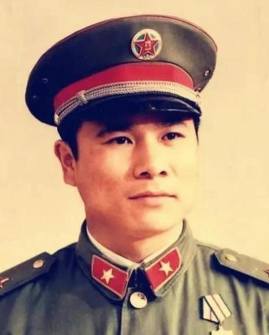 1979年，黄招强奉命护送伤兵撤退，中途休息时，他发现队伍里多了几张陌生面孔，他