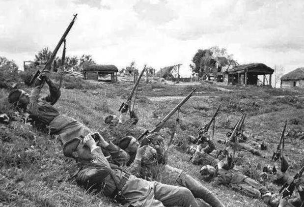 1943年，日军空袭时，八路军小战士宋岭春仰面躲在草丛里，看着距离不到100米的