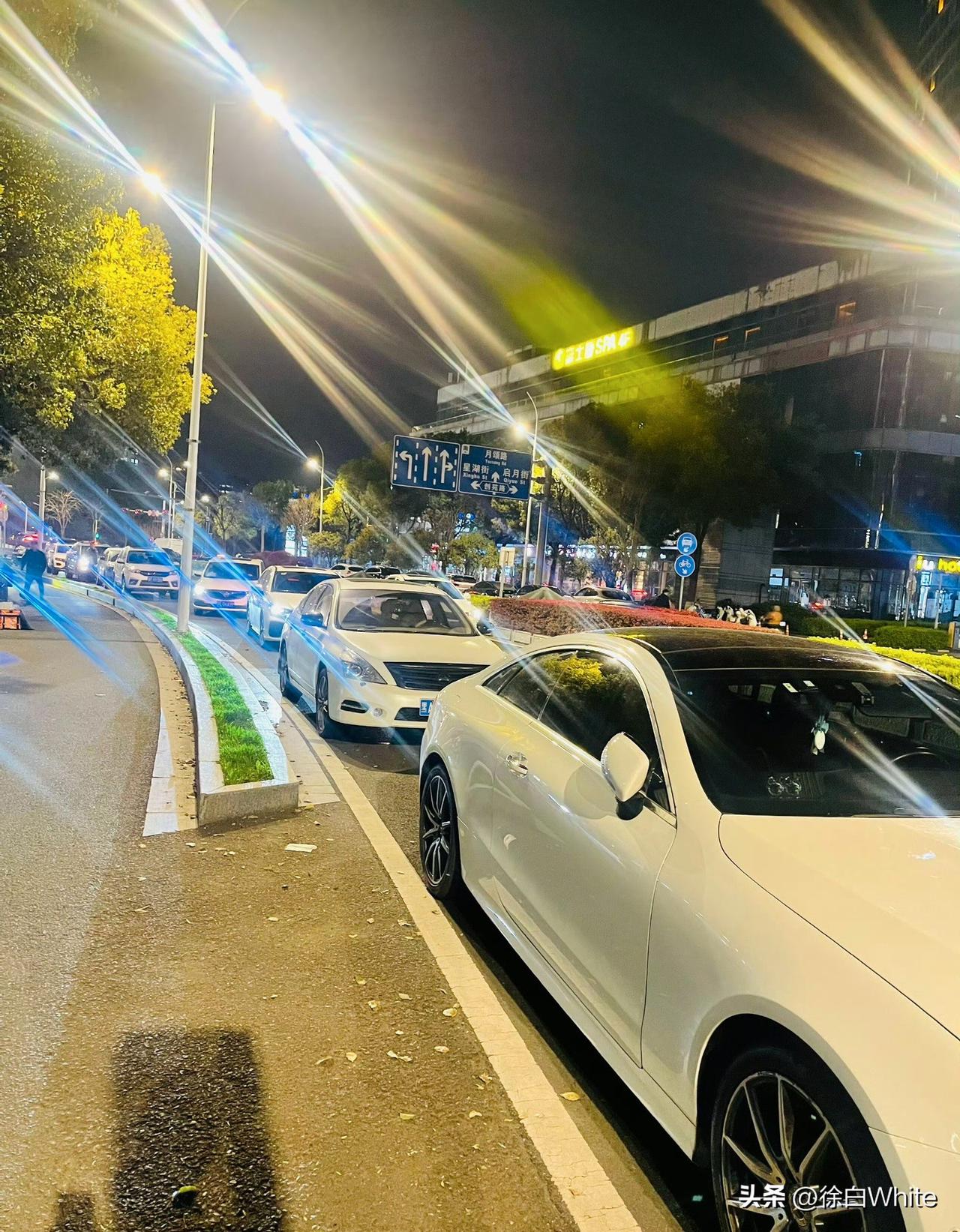 3月27日，张雪峰家属没有辜负大家的真心，连夜把大家送去公司的花，运到了追悼会现