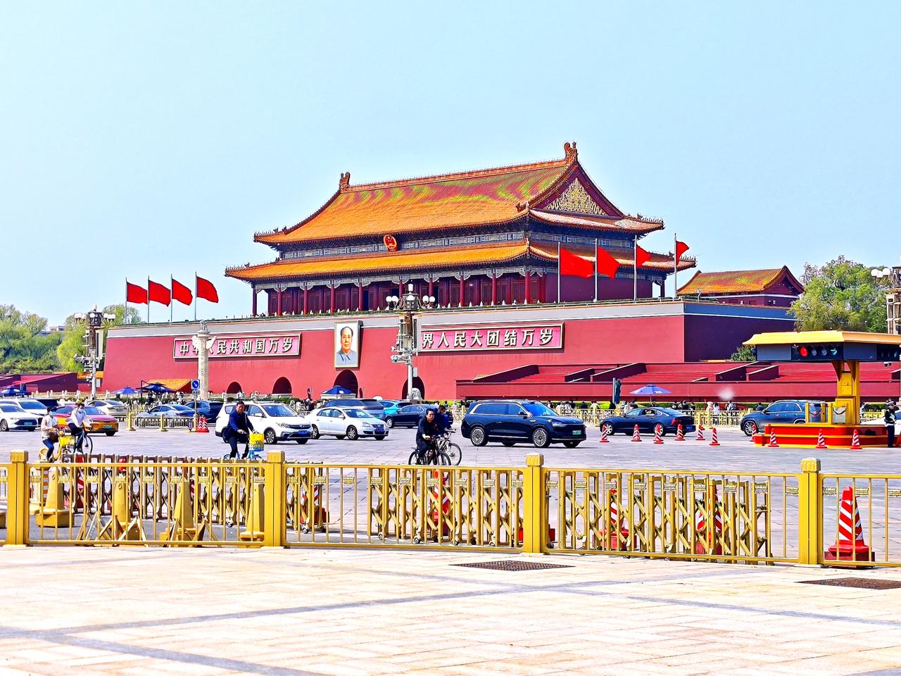 上次来北京，预约参观了人民大会堂。这次听说可以预约参观天安门城楼，因每日最大预约