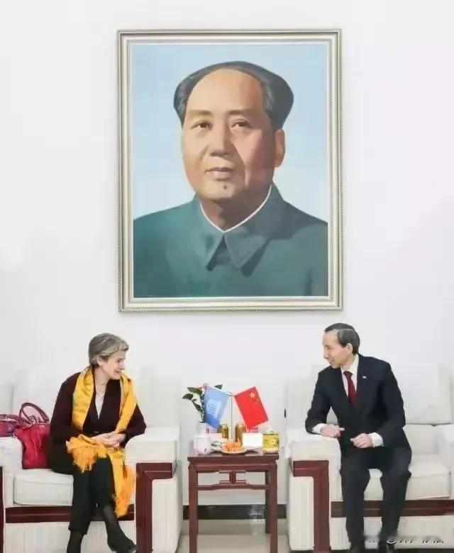 对这样的会议厅和办公室的布置我肃然起敬！有些人是拜神拜佛，而她们是崇拜伟人！伟人