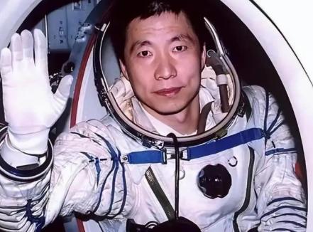 杨利伟为什么后来再也没有登天？其实，他能够活着回到地球就已经是万幸，在他攀登太空