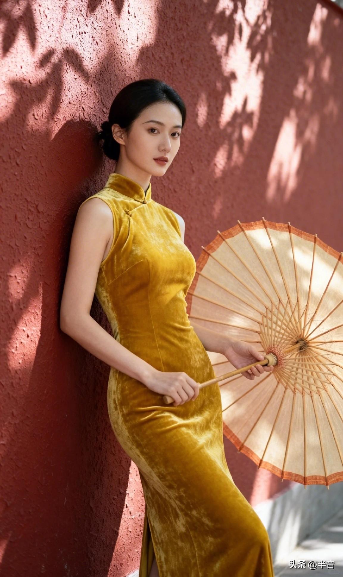 “红墙映金袍，伞下藏温柔✨
一伞一韵，一步一东方
这大概就是中式美学的极致浪漫”