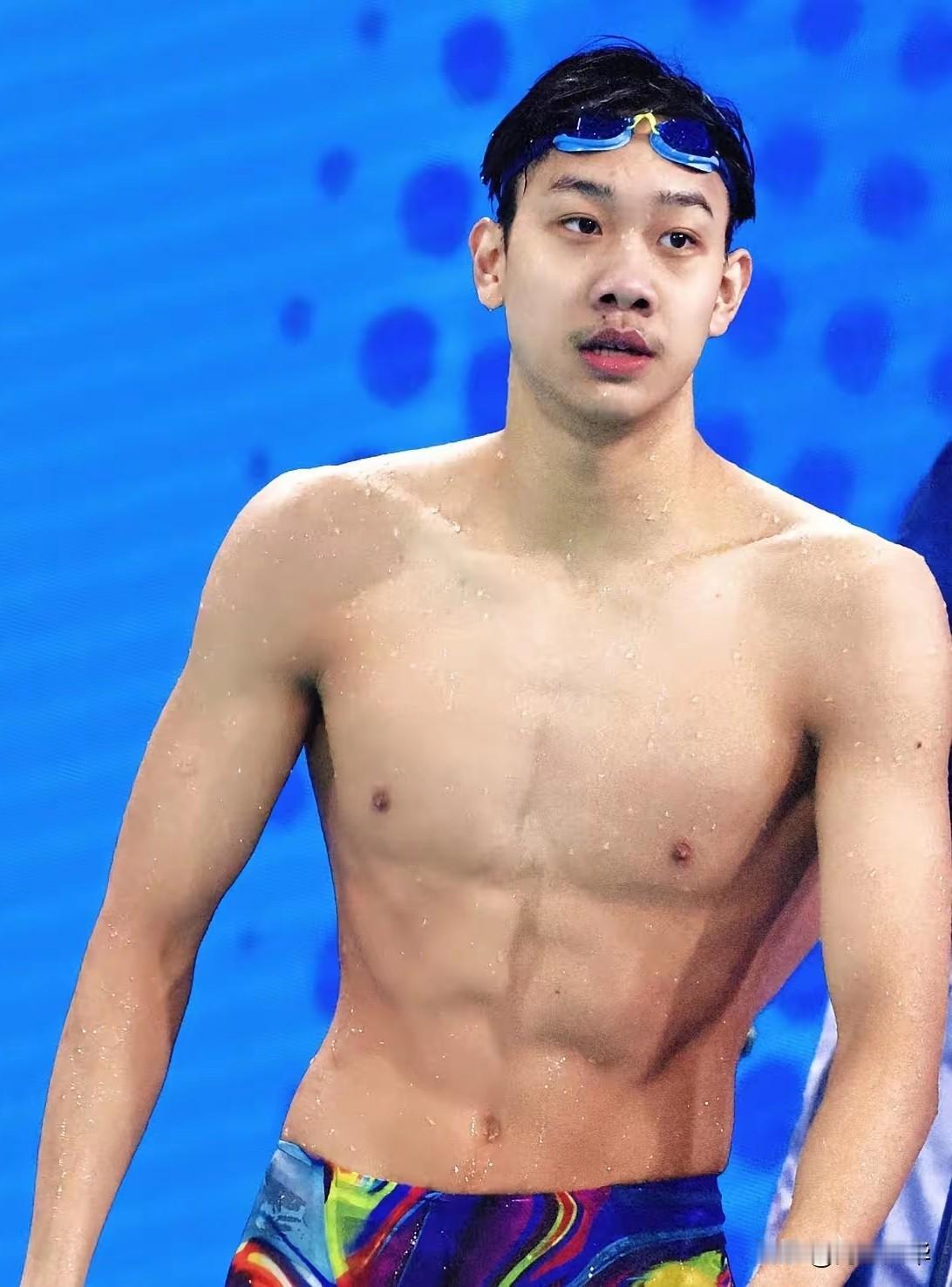 我特别好奇，
什么样的家庭能教出张展硕这样的男人？
去查了一下他的家庭，才发现他