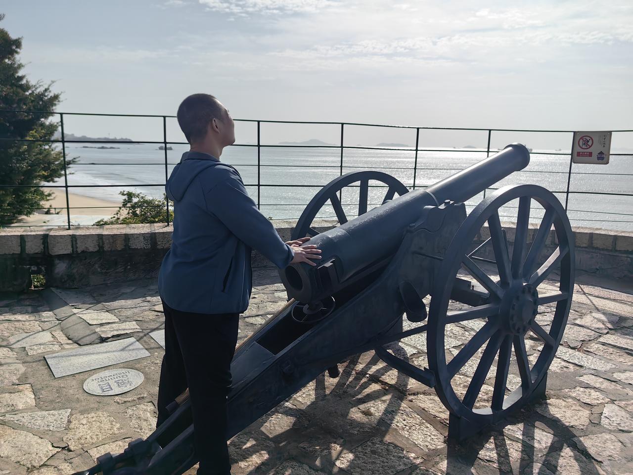 发一张照片证明你去过厦门此刻我正站在厦门的土地上，用脚步丈量这座城市的山海与人文