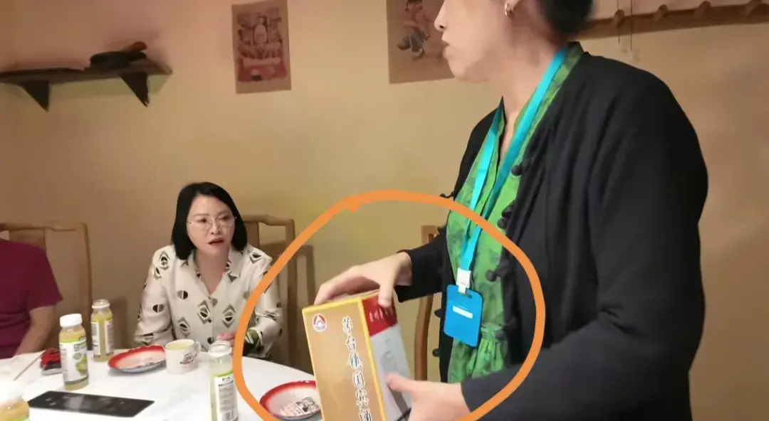车晓妈妈请67岁庐山恋男主吃饭，同桌还有一位贵客，她还带茅台招待！ ​​​