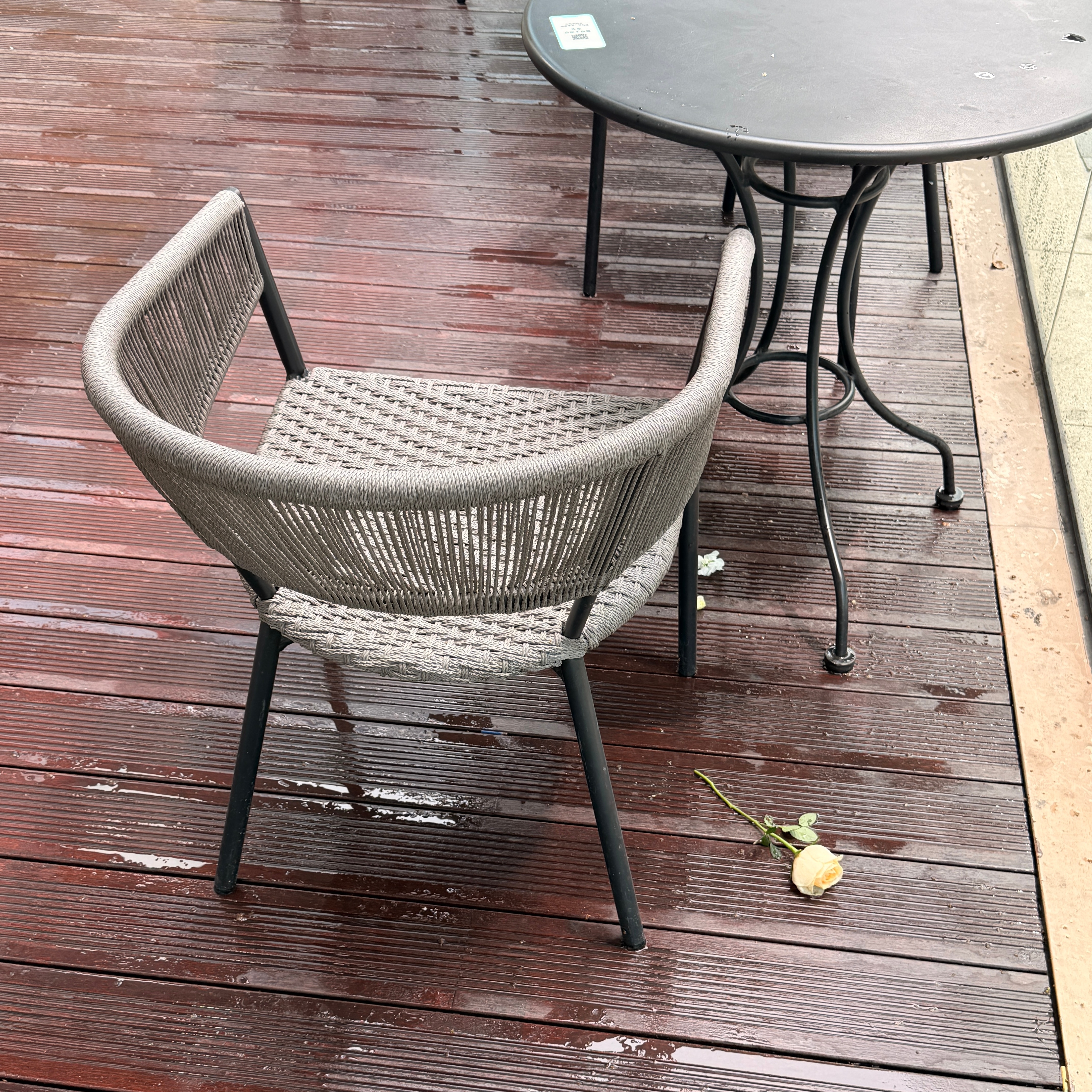 我天……这个椅子是湿的，我一屁股坐了下去，感觉屁股有些凉飕飕地，起来一看，都湿了