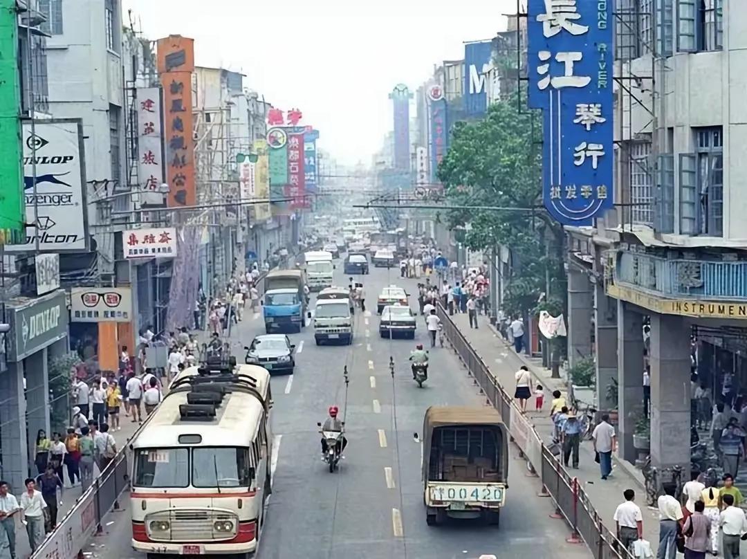 80 年代“老广州”：烟火氤氲的繁华旧梦
 
在“北上广”的熠熠星河里，广州以独