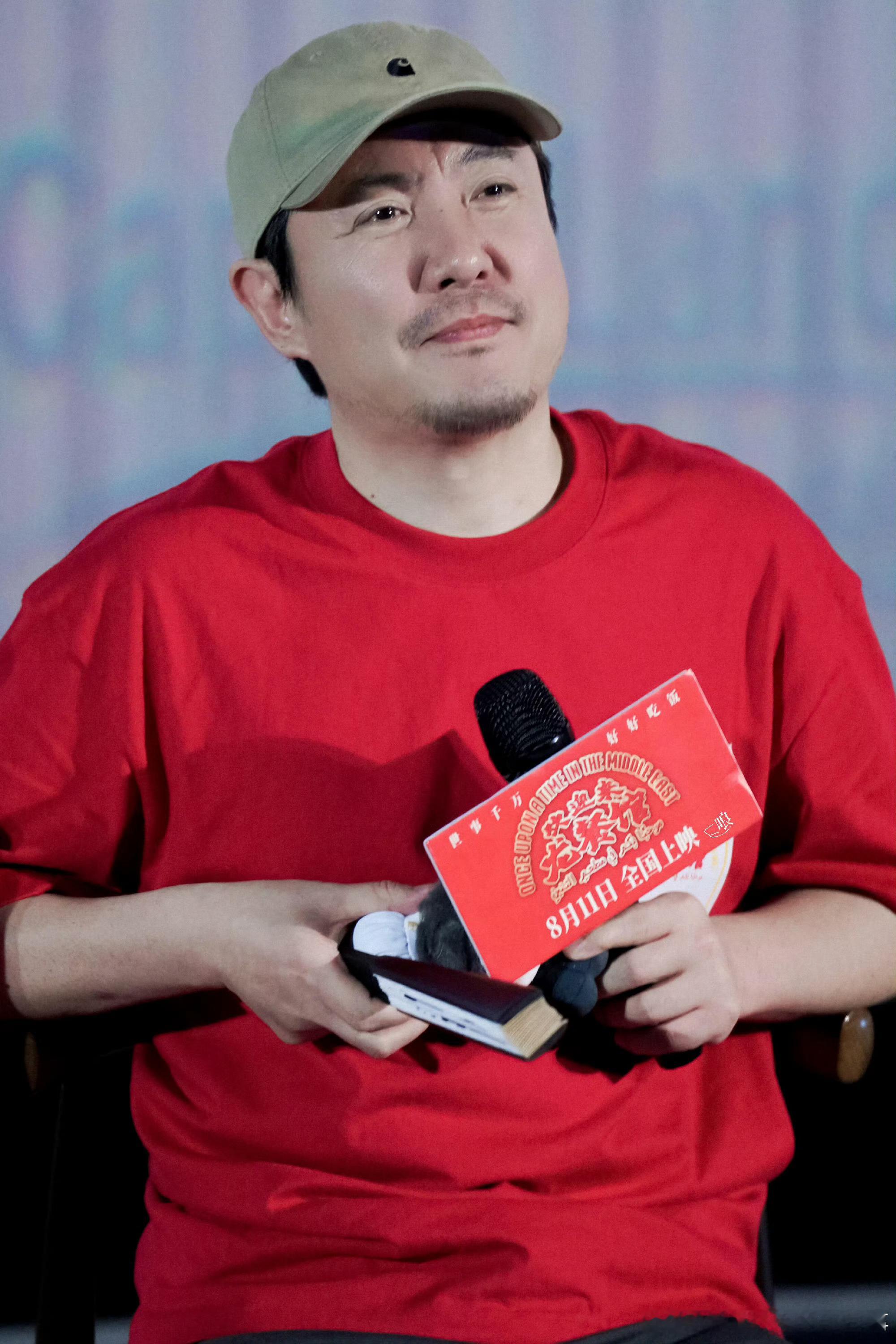 世界纷纷扰扰沈腾一心路演外界热议着影帝相关种种喧嚣，沈腾却始终沉下心奔赴每一场路