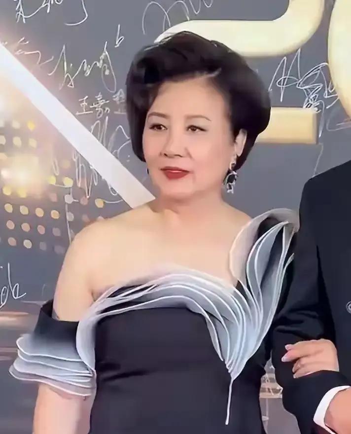 汪明荃米雪陈松伶昨晚一起出现在慈善晚宴，三位老牌港姐同框，瞬间刷屏。
照片里汪明