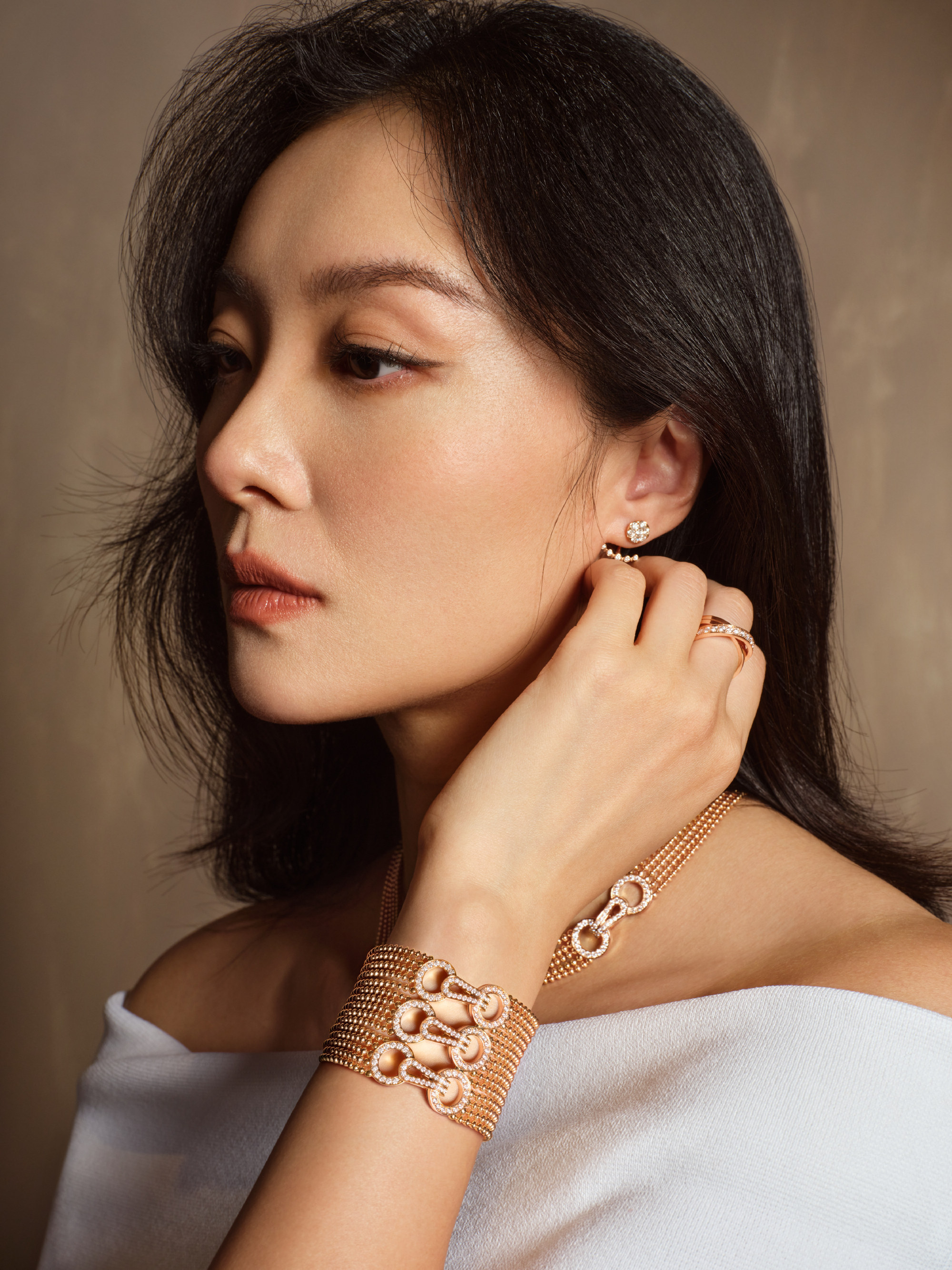 齐溪Cartier Agrafe大片上线，自信从容，优雅闪耀 ​​​