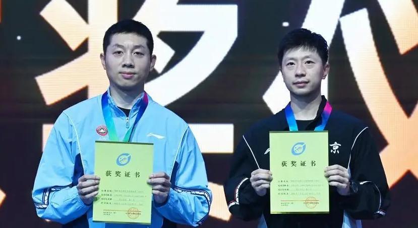 马龙和许昕，两个远离赛场，临时凑队的老将，居然在全锦赛上拿了个双打冠军，这样的情