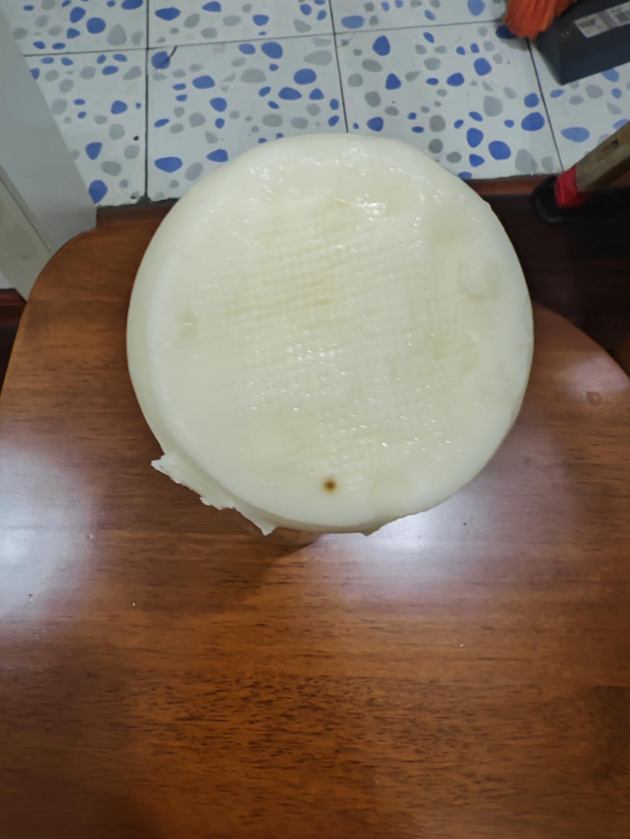 今天吃馒头时，发现在集市上买的馒头有这样的黄点，用手一扣就没有了，这样的馒头是怎