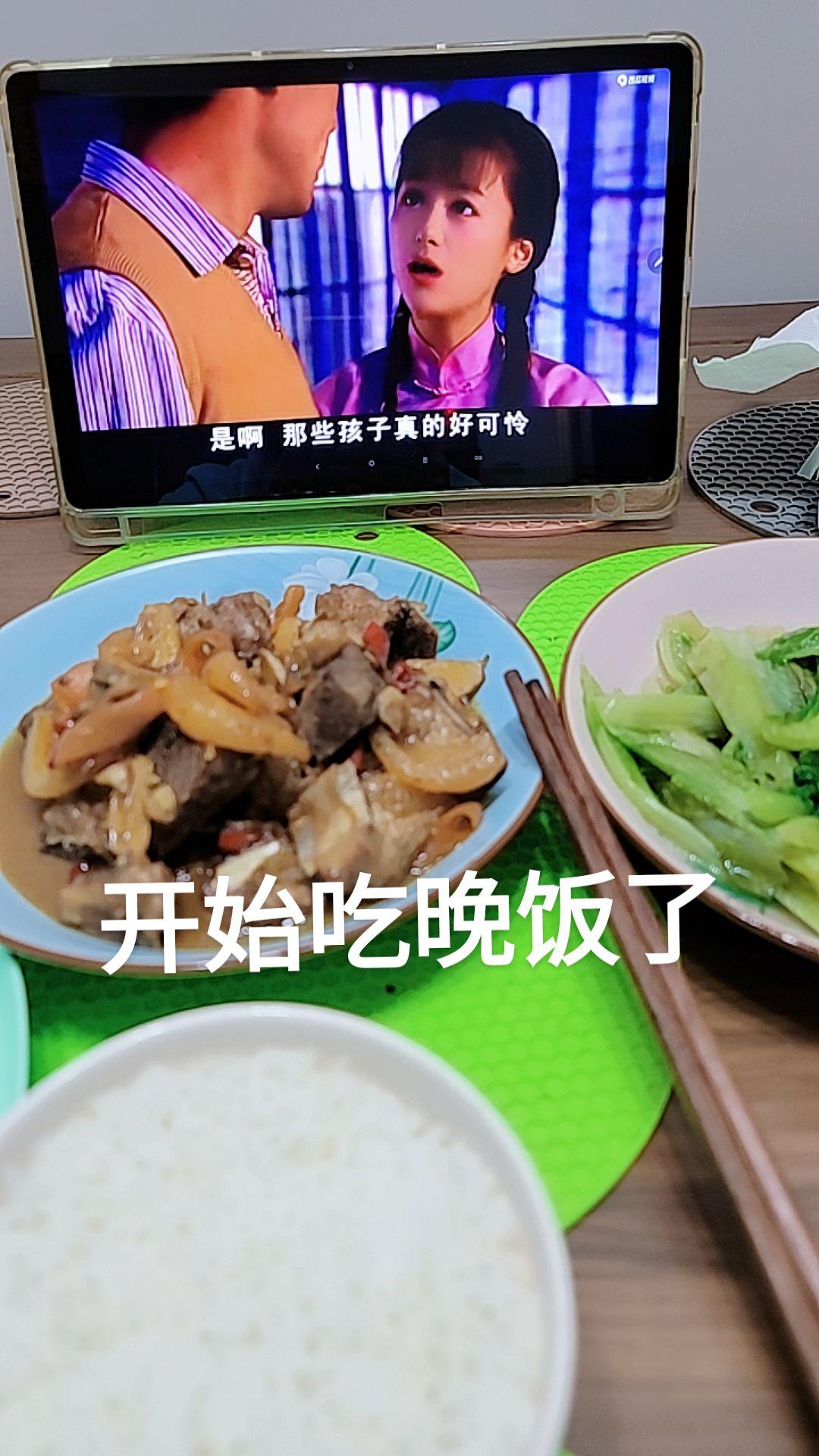 开始吃晚饭了一个人的晚餐就这么简单 随便吃一点 粗茶淡饭 自己动手丰衣足食的家常