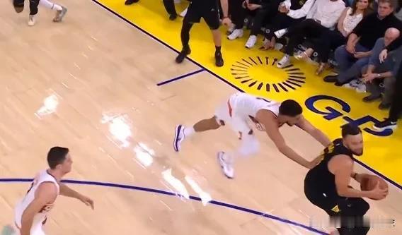 今天勇士119-116力克太阳，比赛中勇士前锋德雷蒙德-格林故意挑衅太阳后卫吉莱