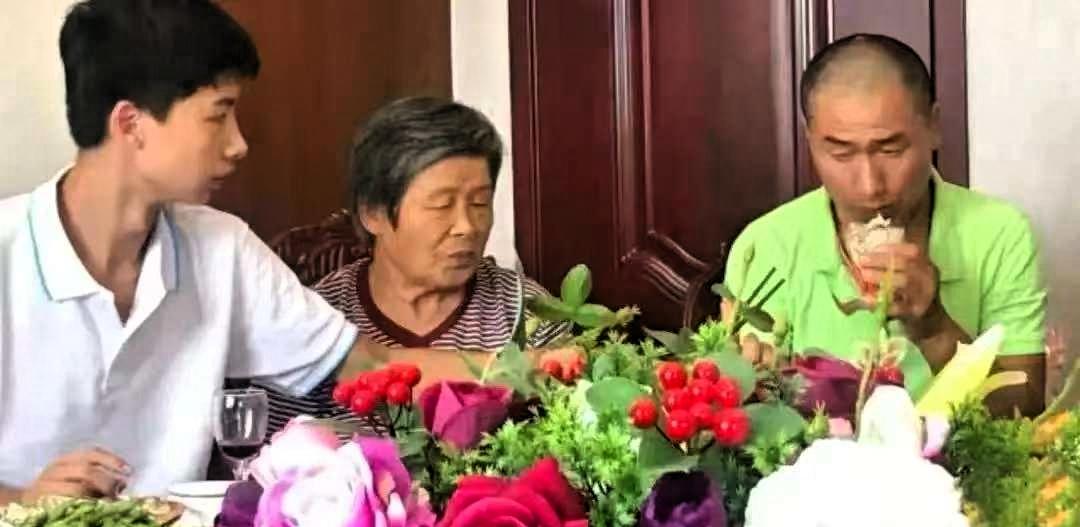 庞众望说，我爸教我的，比书本还多。

庞众望的这句话，道出了父爱的另一种模样，没