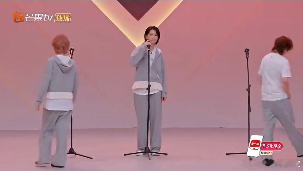 曾沛慈开场 游刃有余掌控舞台，《篇章》开场尽显扎实唱功，气场绝了。乘风2026