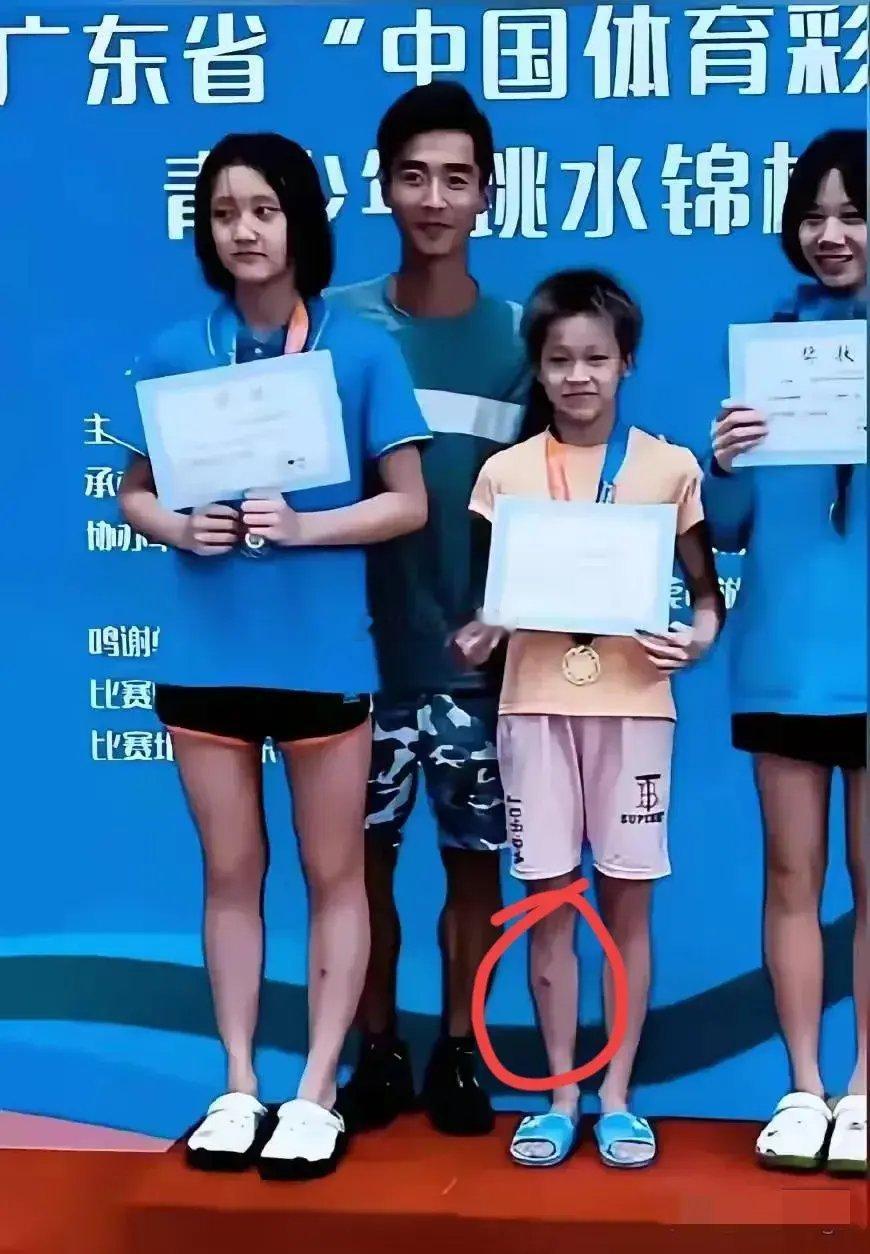 💰💰💰💰全红婵icon这张获奖相片，看得我泪流满面。小小年纪的她，穿着最