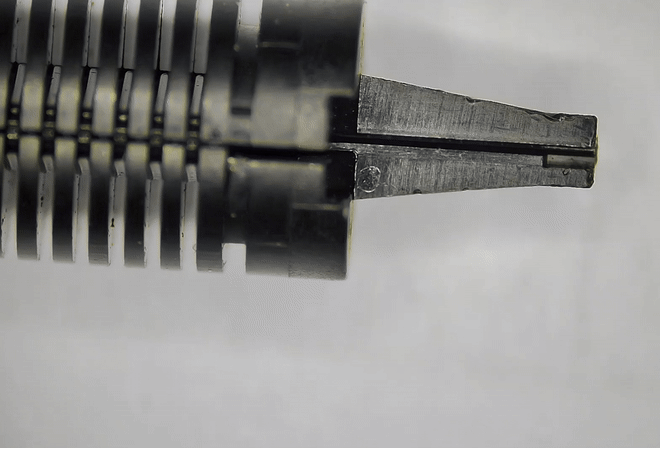 钢笔巧妙的工程设计，确保了墨水能通过重力和毛细作用，持续、稳定地输送到笔尖。 