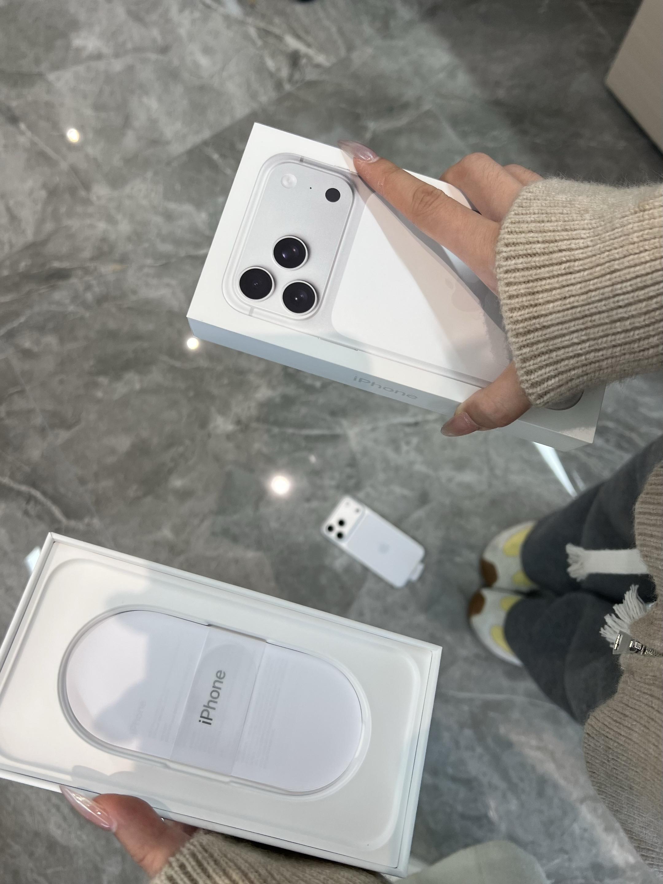 十五的月亮十六圆，十七的🍎一万元……