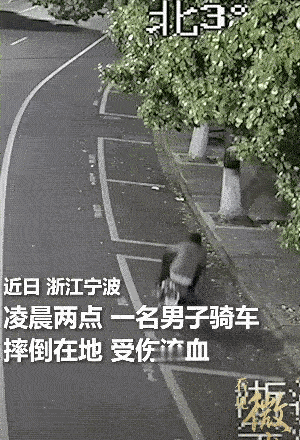 小姐姐停下来做了很久的心里挣扎，估计时间这么晚，她也怕遇到坏人，但最终还是选择了