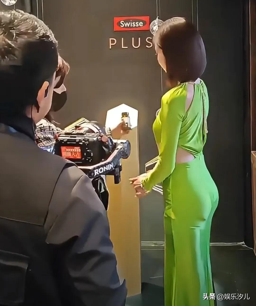 宋妍霏腰细翘臀曲线
颜值出众
身材婀娜多姿太美了
状态太好了