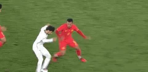 韦世豪，不担心其进球，而是冷静的太可怕了！[捂脸]在对手的高压逼抢和犯规满格后，