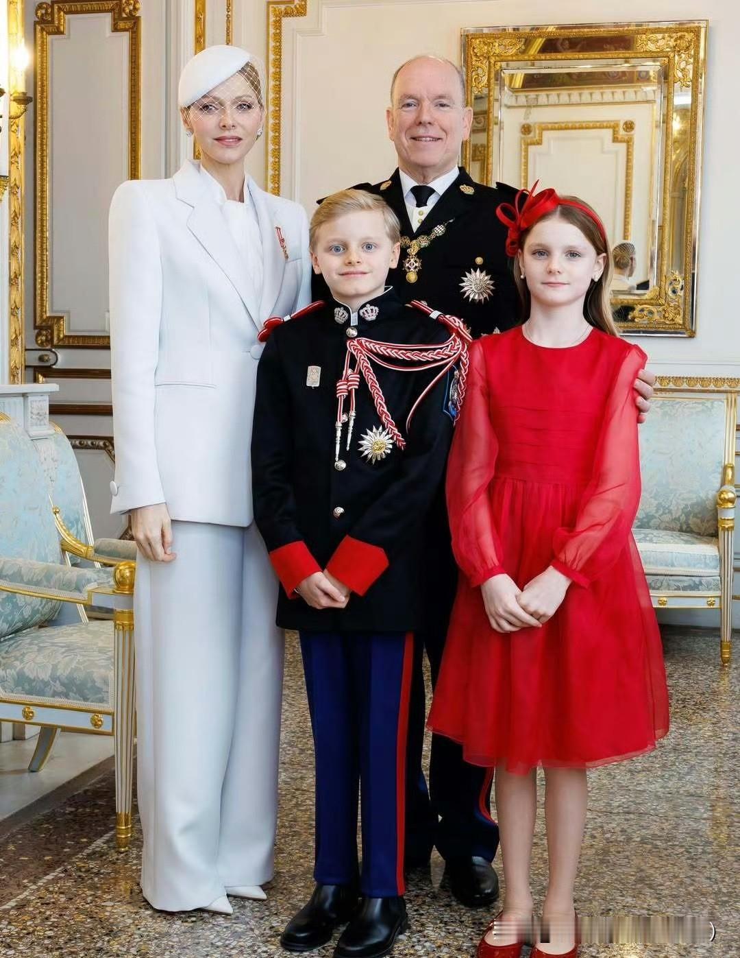 官方发布的亲王夫妇一家四口！龙凤胎颜值在线！这是国庆节活动惯例之一！