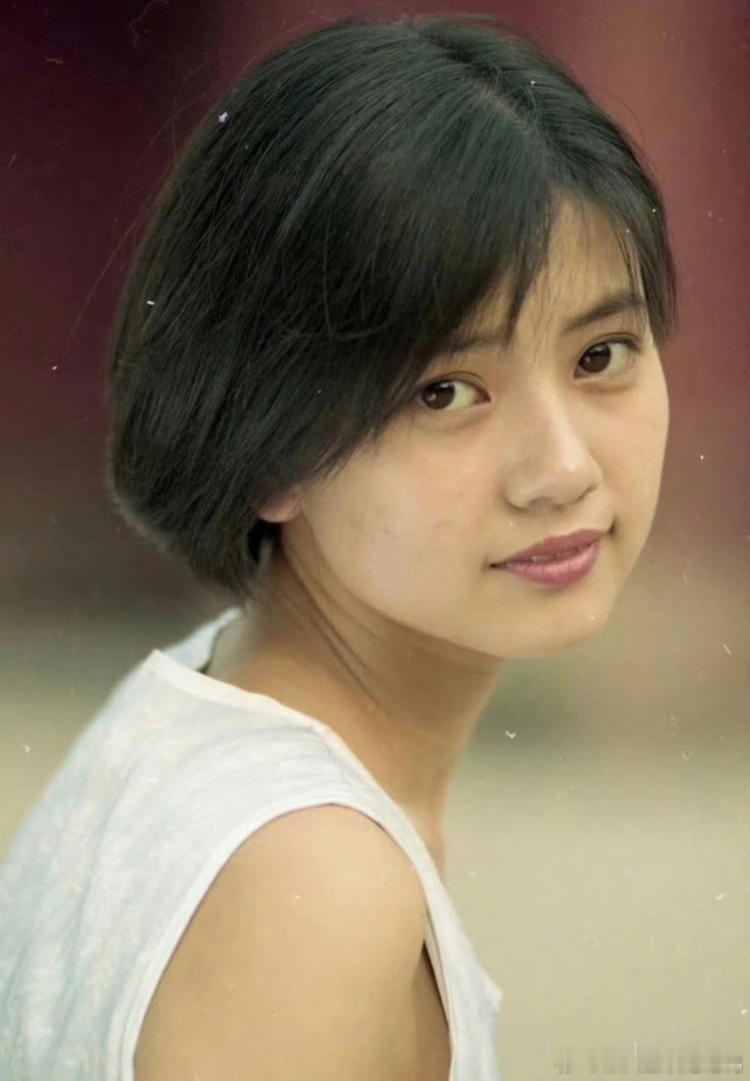 学生时代的高圆圆，清纯自然，带着青春特有的灵气与风采，仿佛时光都为她停留，让人一