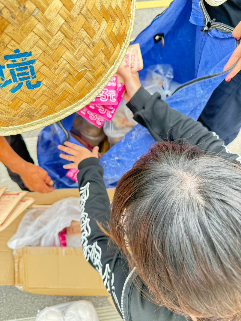 这个给环卫工人分东西的是我室友，昨天她们聊天我才知道是她，她只有25号的票，但是