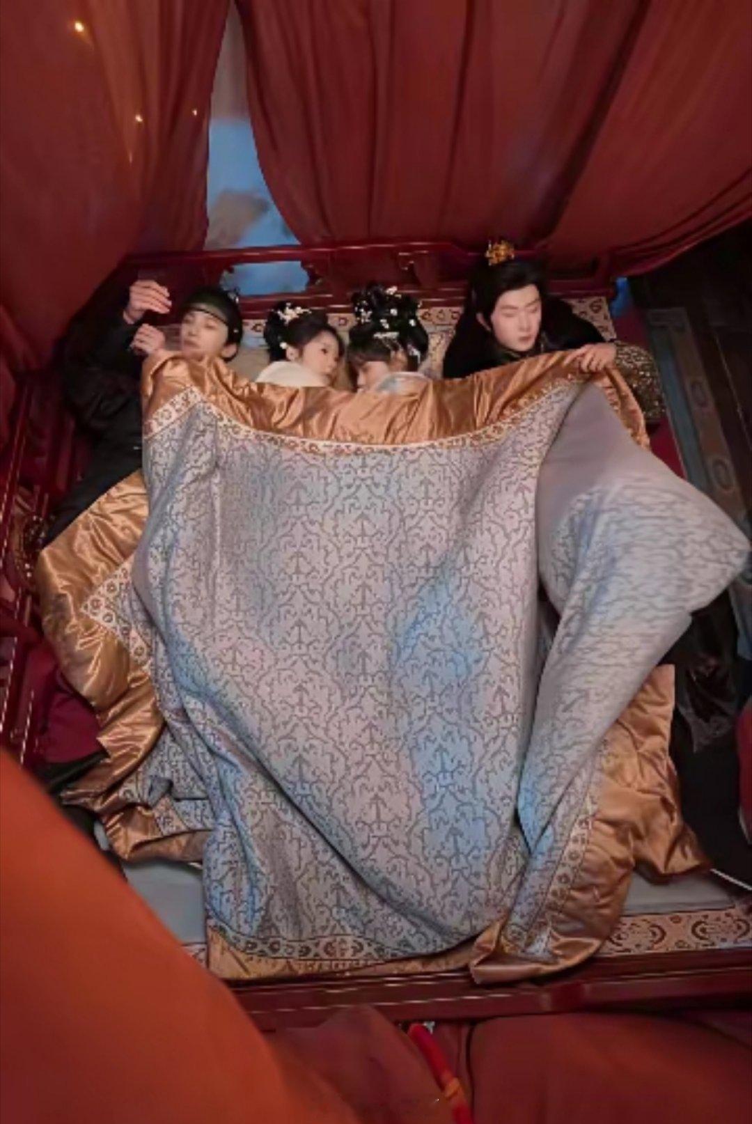 短剧赛道越来越卷了，双女主双男主同台竞技。 