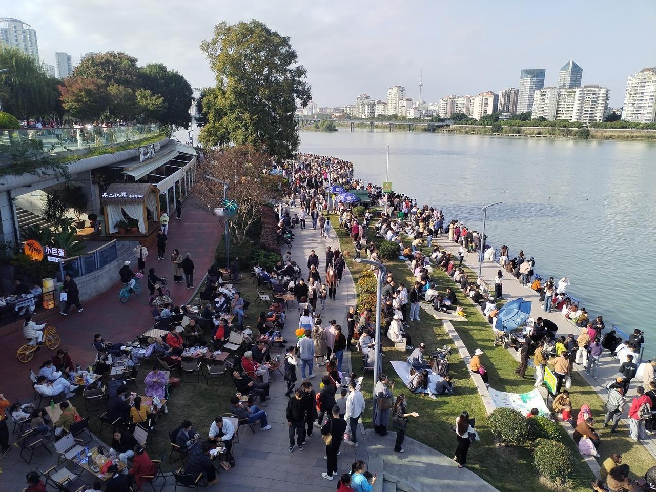 周六，绵阳是个大太阳天，冬日暖阳。今天的绵阳市三江码头公园人山人海，久违了的热闹