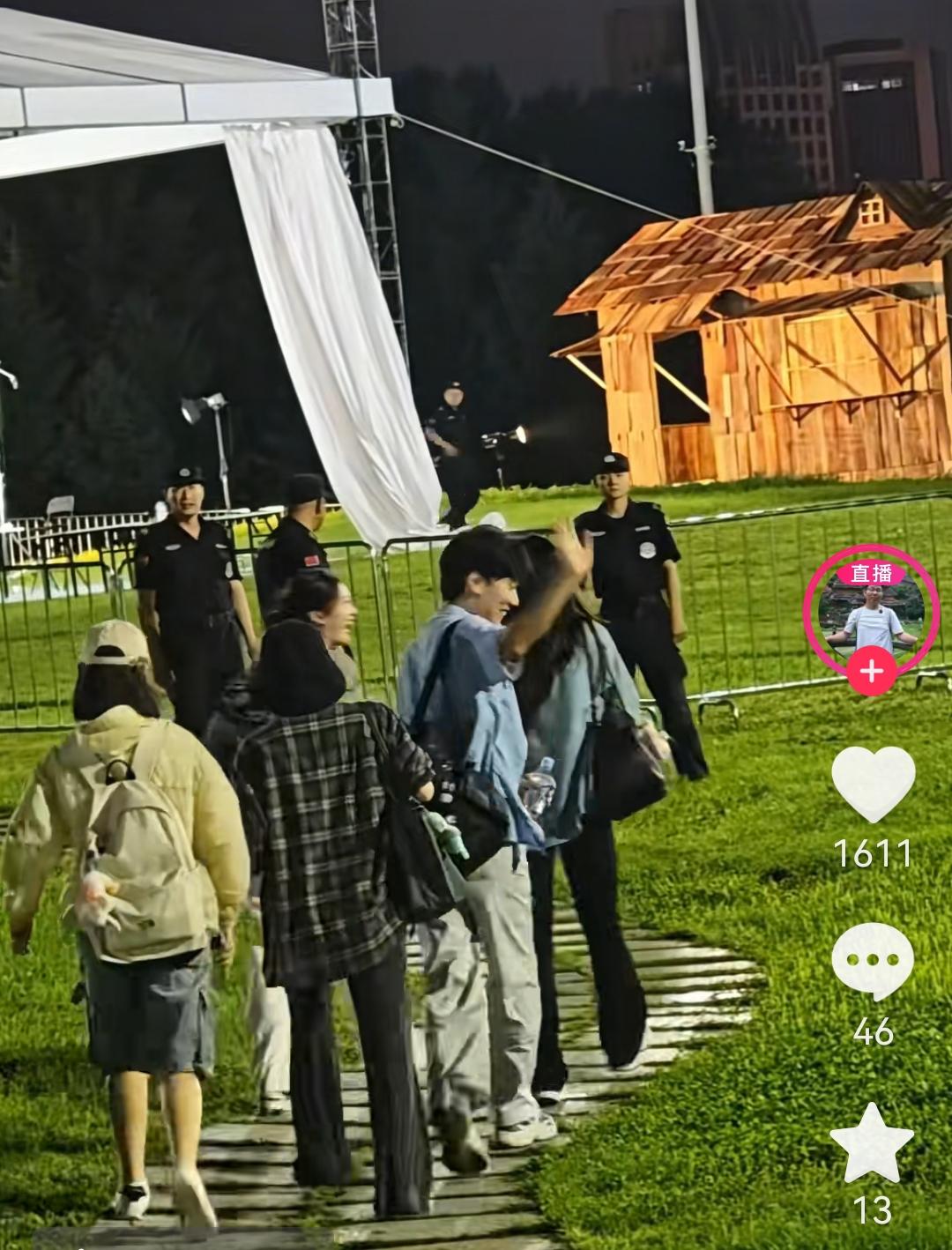 211同学们今天下午遇见鹏鹏了，他们已经到了长春的雕塑公园，现场的人已经相当多了