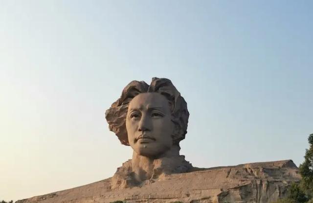 毛主席时代，新中国站在世界反美最前线，姿态最硬，口号最响。可奇怪的是，美国那时候