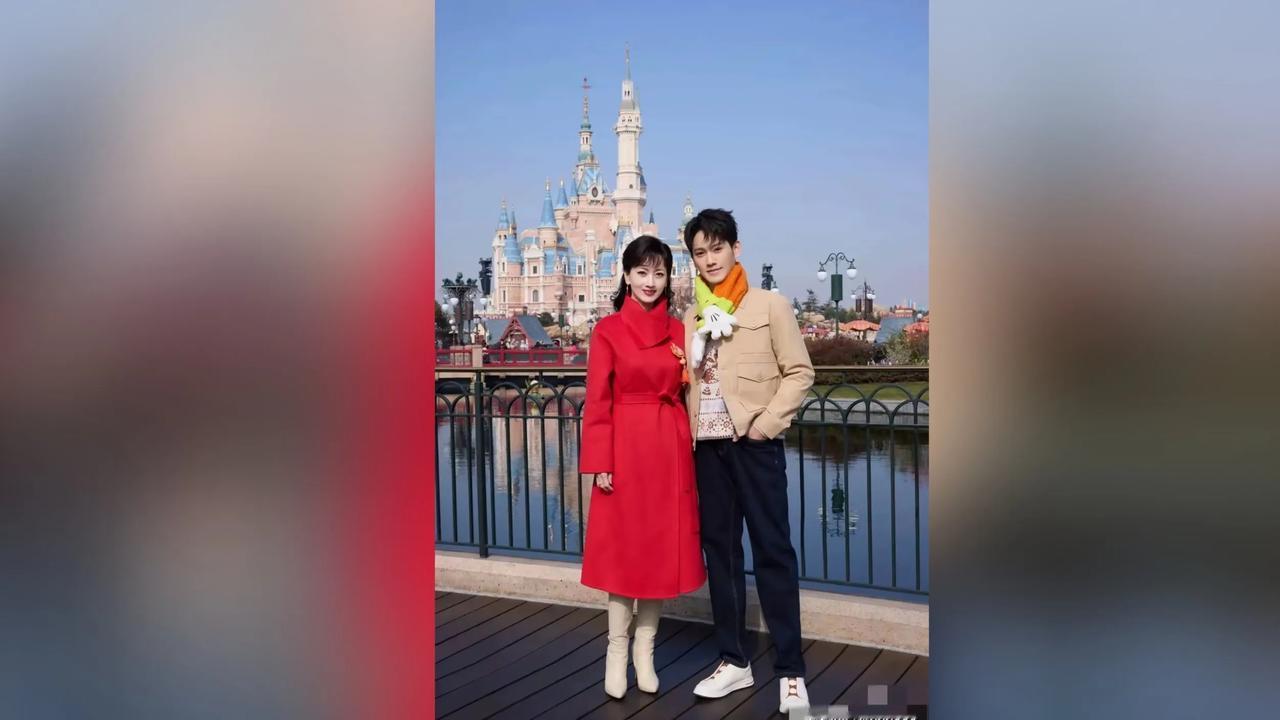 赵雅芝和小儿子黄凯杰于2025年1月8日共同出现在上海迪士尼。赵雅芝穿着一件红色