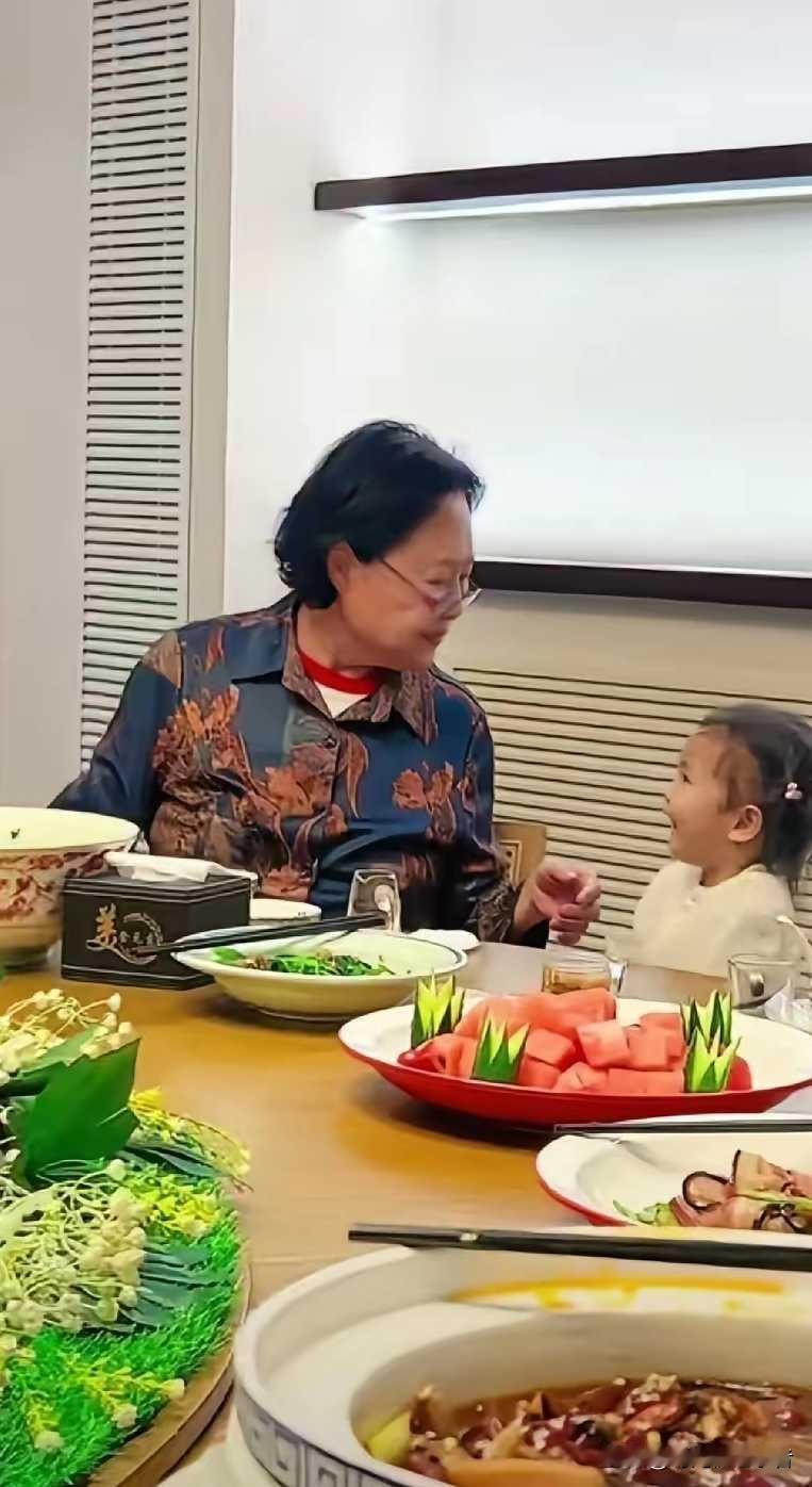 斯琴高娃和孙女的时光，真是年轻时候努力，老了就是有福之人。
斯琴高娃一直在为事业