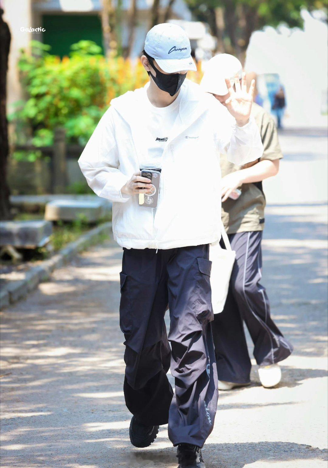 丁禹兮《司宫令》今日进妆上班路透，笑眼弯弯好漂亮 