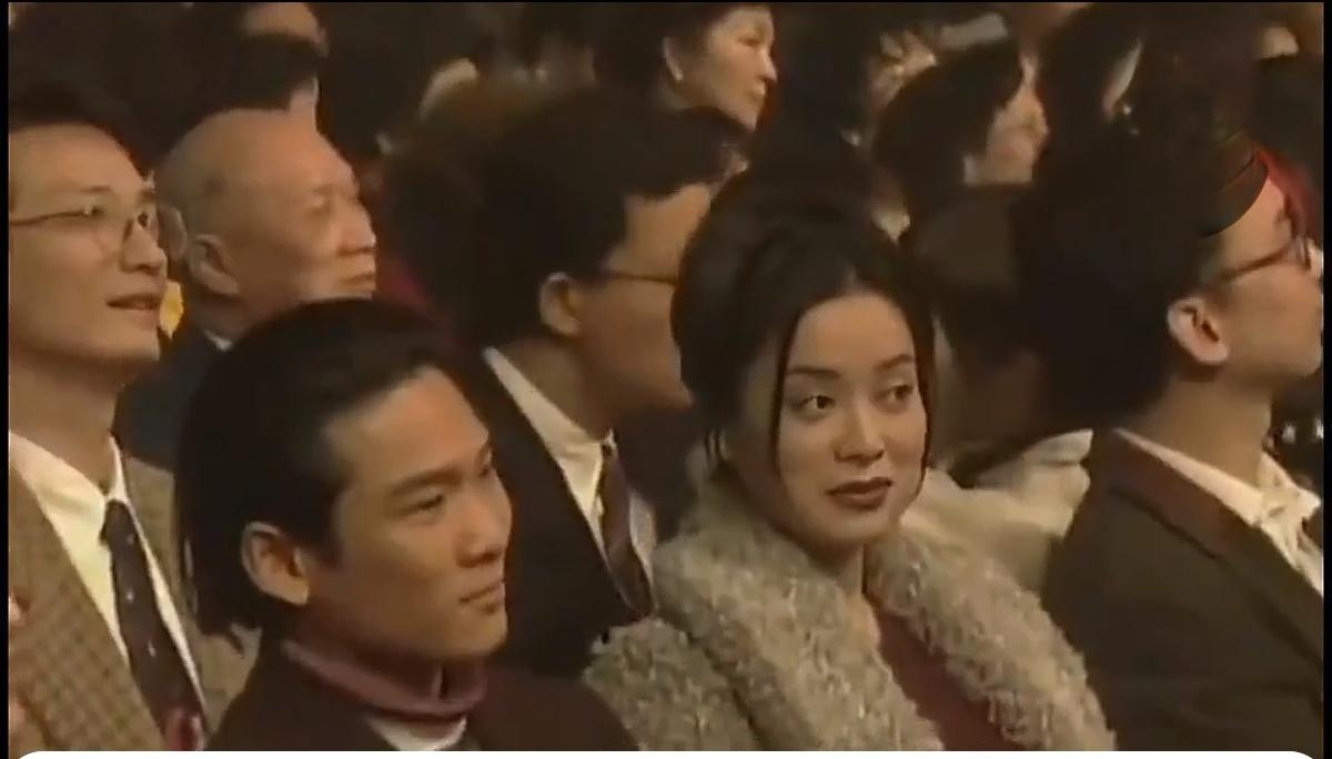坐在杜德伟身边的女星是毛阿敏吗？