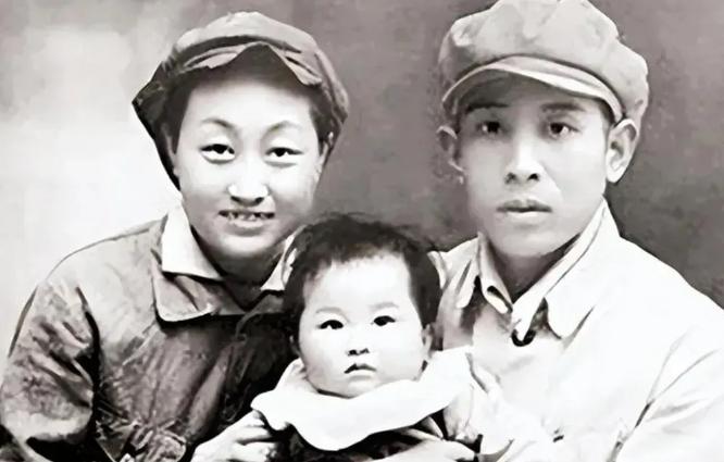 1938年，两位地下工作者假戏真做结为夫妻，然而婚后妻子却不幸牺牲，丈夫决定终身