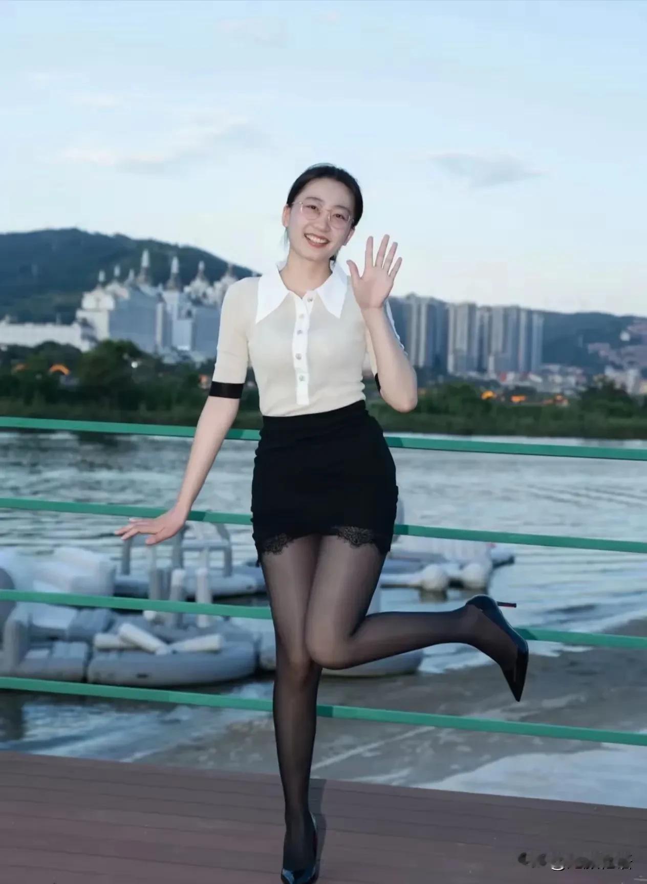 江上春光好，人间笑语长。