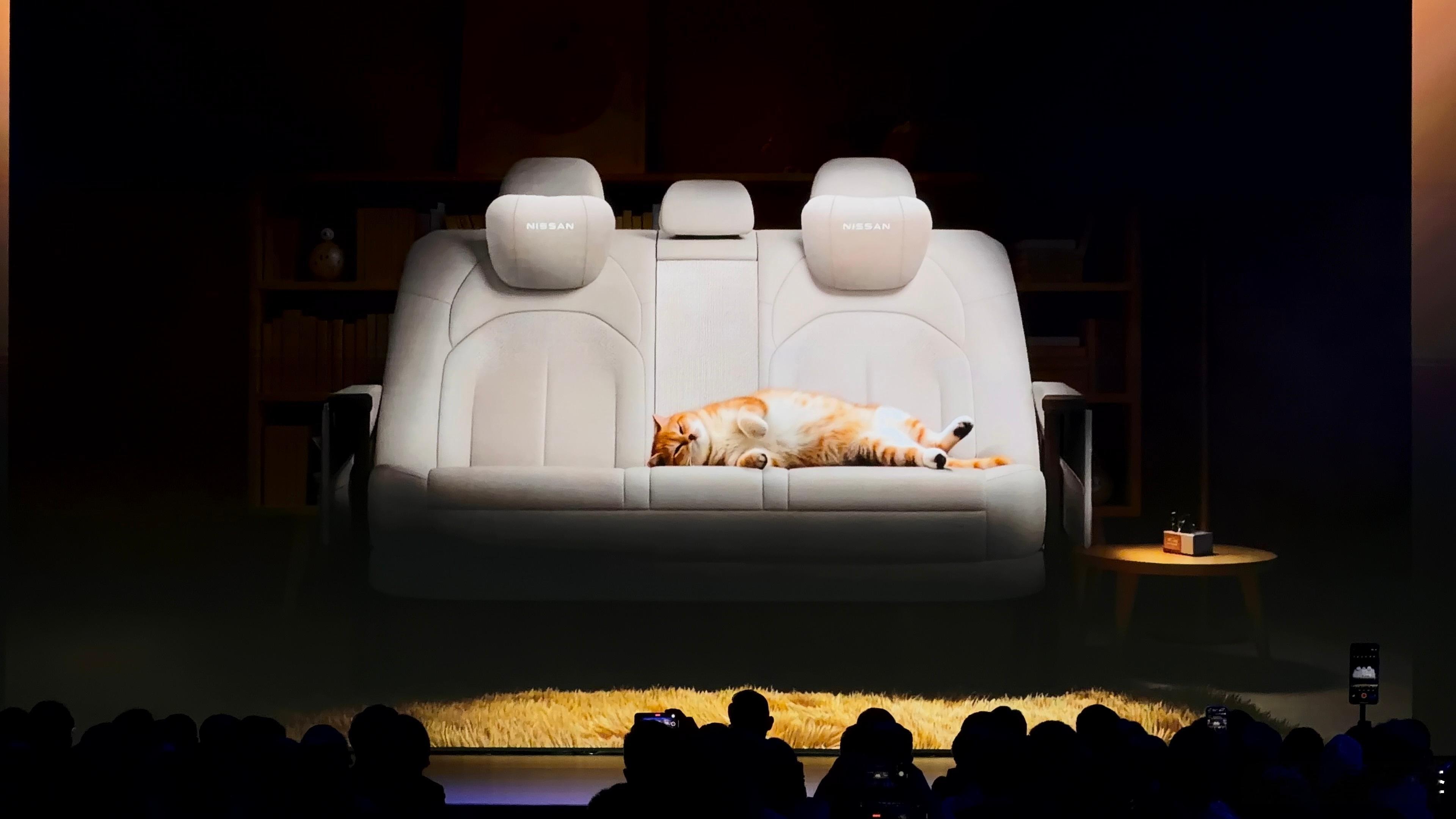 日产太会玩儿了，继日产 N7 的 AI 零压云毯办公椅外，又把 日产 N6 的后