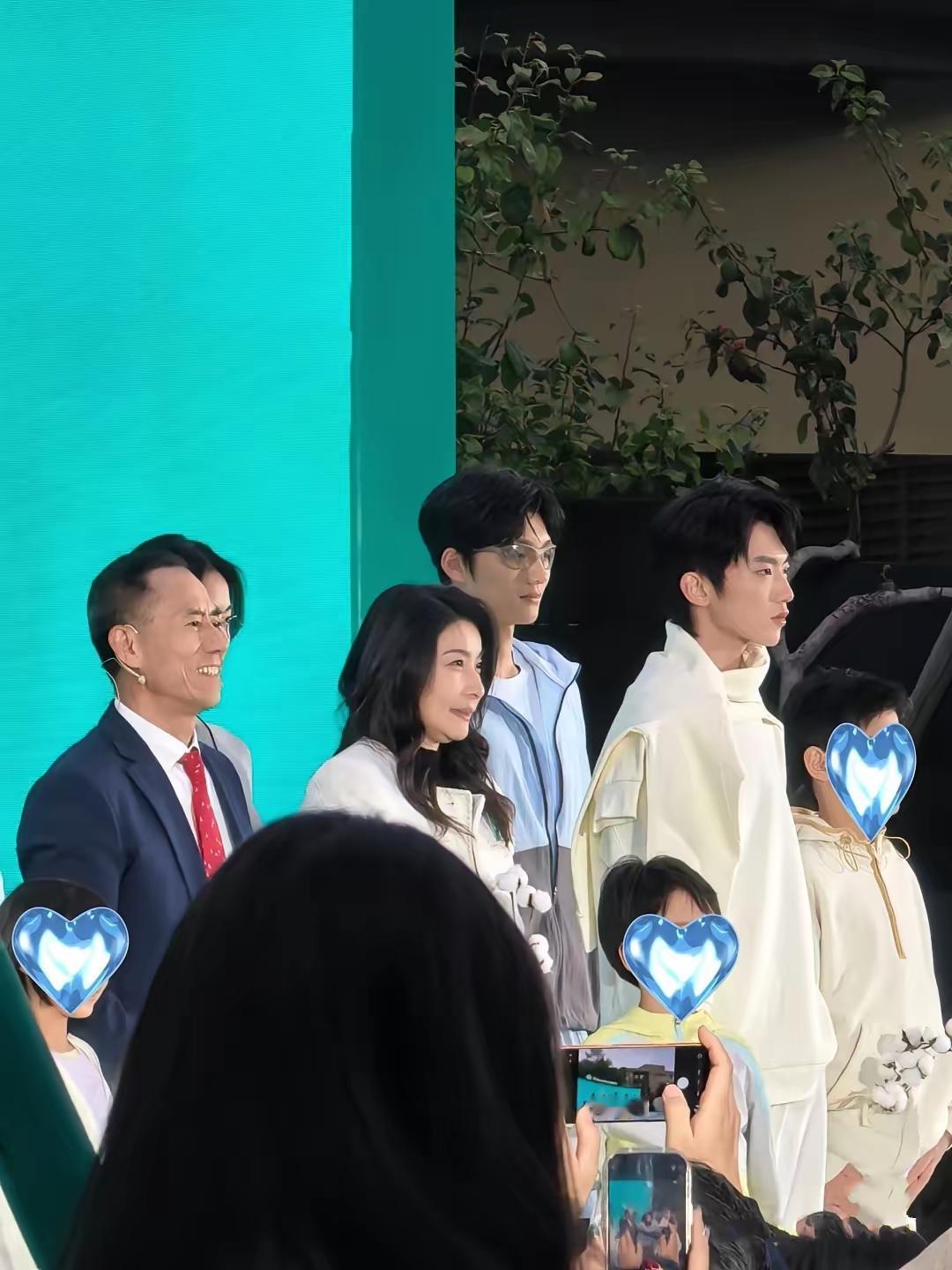 10月18日，郭晶晶现身北京出席活动，穿白色小香风外套搭配灰色裙子优雅亮相！
郭