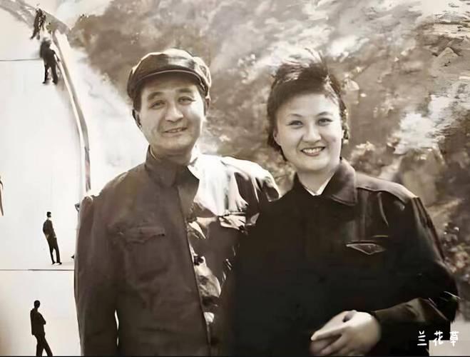 赵丹、黄宗英夫妇俩。  
两人于1947年因拍摄《幸福狂想曲》相恋，1948年结