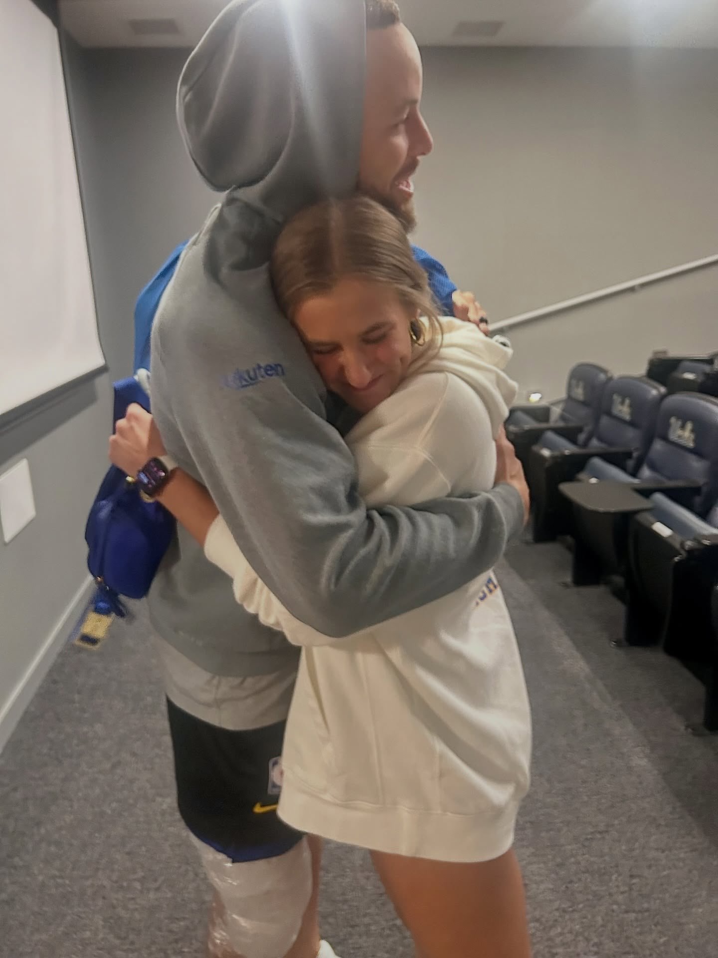 库里尚未被排除在接下来两场比赛的名单之外，但科尔也表示，勇士队可能会让他休战到全