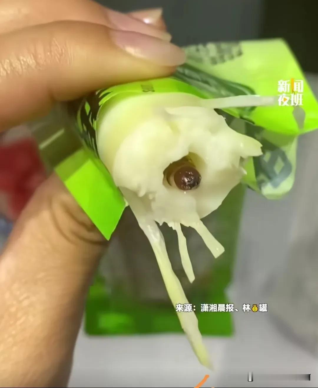 这才是真正的原生态食品吧？零食里吃出完整的竹虫，而且商家已经标注说明了！没得说…